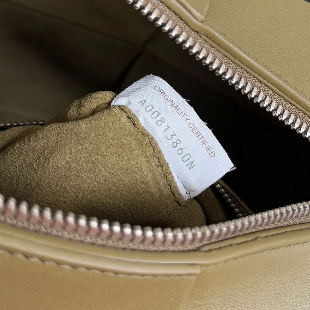 Batch 2480 BOTTEGA VENETA2025 new small ARCO camera bag. The bag has a unique woven design, which looks like scattered small squares. It has a strong sense of design! It’s very eye-catching👀Although the bag is not big, it can actually be packed🙌 Its cuteness and charm are irresistible! You can go out with just one carry, so worry-free! Very cost-effective 💯 Suitable for all men who have the habit of backpacking. The upper body is really handsome and very low-key! I think it’s very suitable for carrying on my daily back to work, it’s not too rigid and it feels very fashionable! Very tonally! Style number: 731165 Size: 28*18*9cm